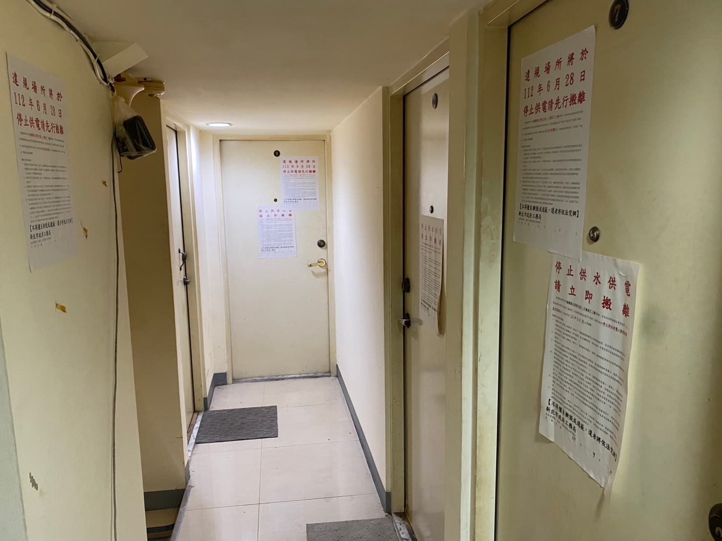 遭斷電場所位於板橋大同街一棟建築物地下室,屋主不顧安全隔成10間套房出租牟利,迄今仍未改善完成,累計處分已達155萬元罰鍰。(新北工務局提供)