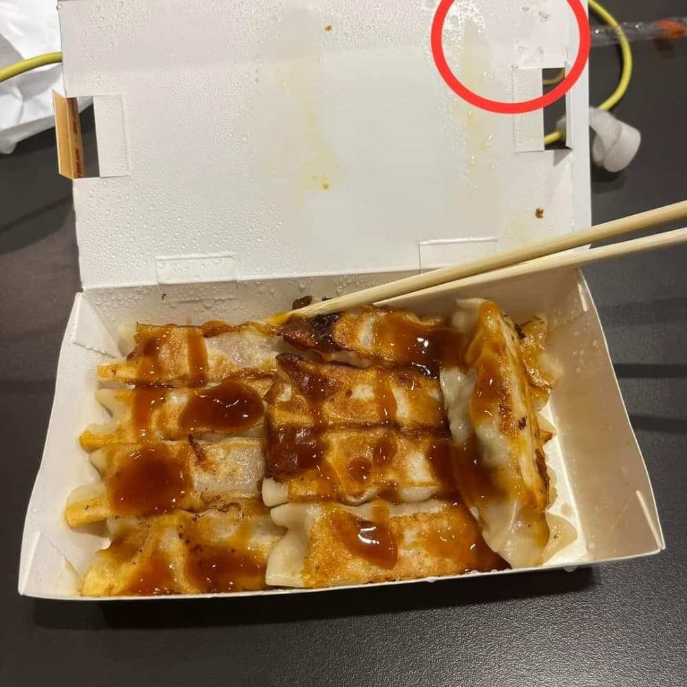 八方雲集鍋貼被爆盒子上爬滿蛆蟲。(翻攝爆料公社臉書社團)
