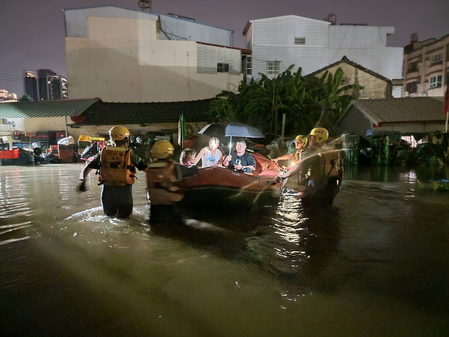 彰化縣昨降下滂沱大雨,造成員林市、埔心鄉等多處地區淹水。(翻攝自記者爆料網)