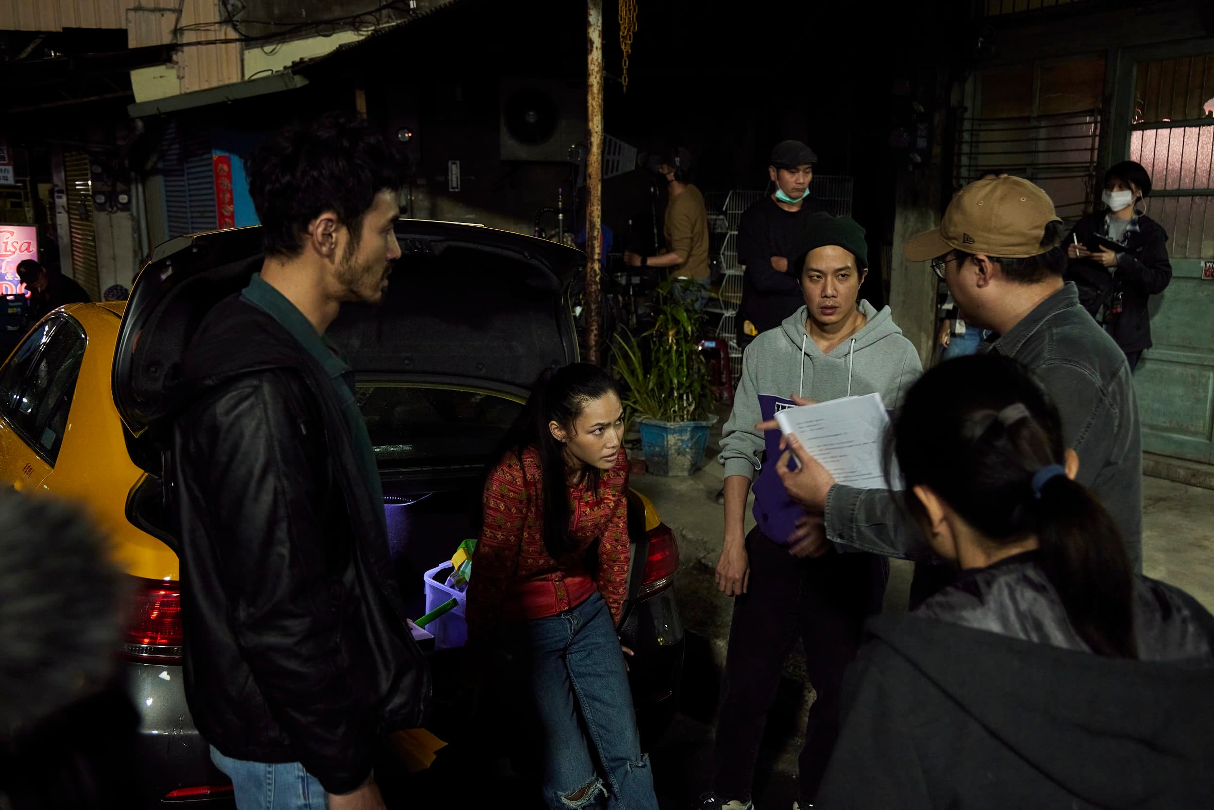 阮經天(左起)、Sajee Apiwong、薛仕凌與導演曾英庭在現場討論。(華映提供)