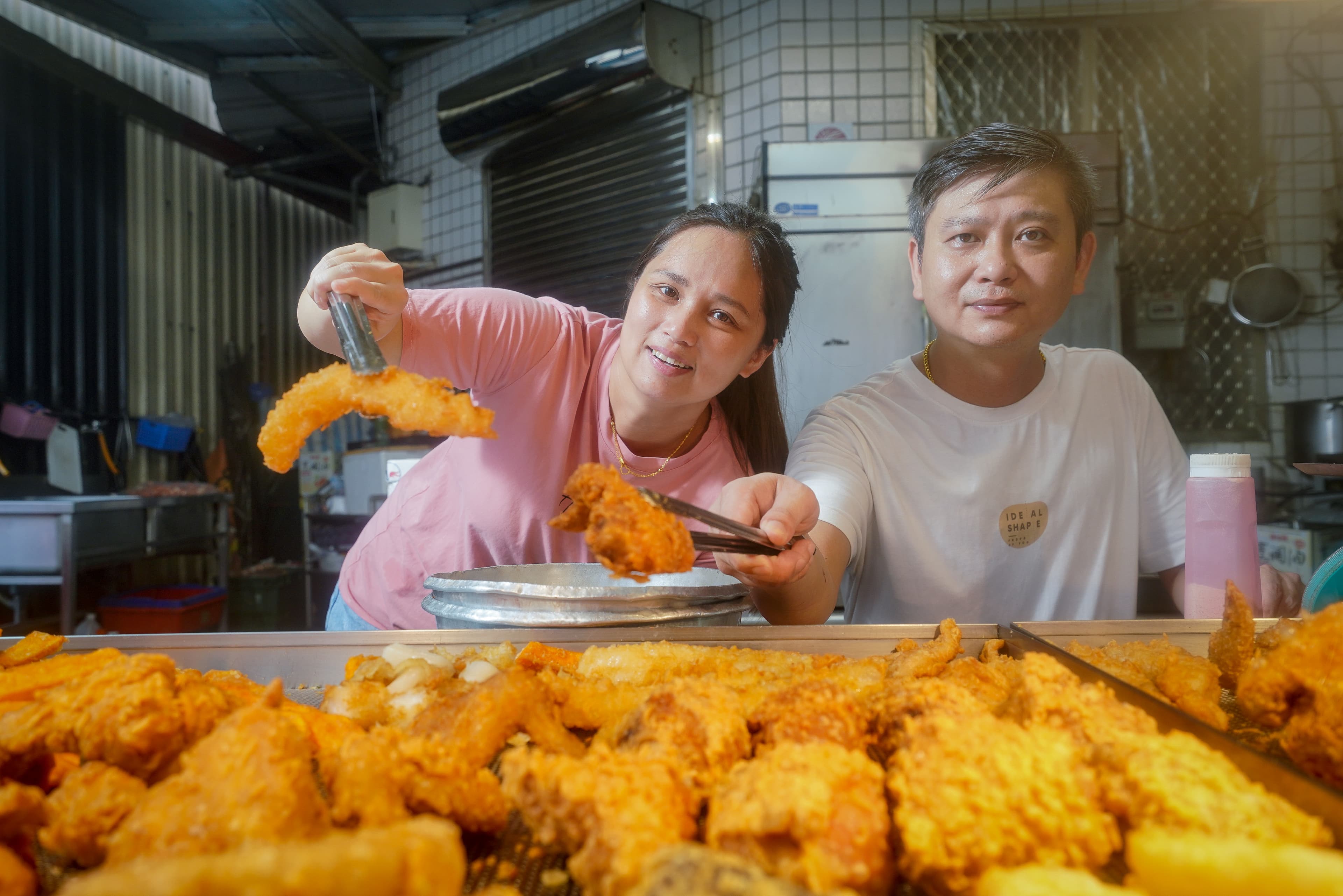 老闆游俊維(右)與太太王品懿(左)從流動夜市起家創業,如今已有6間店。