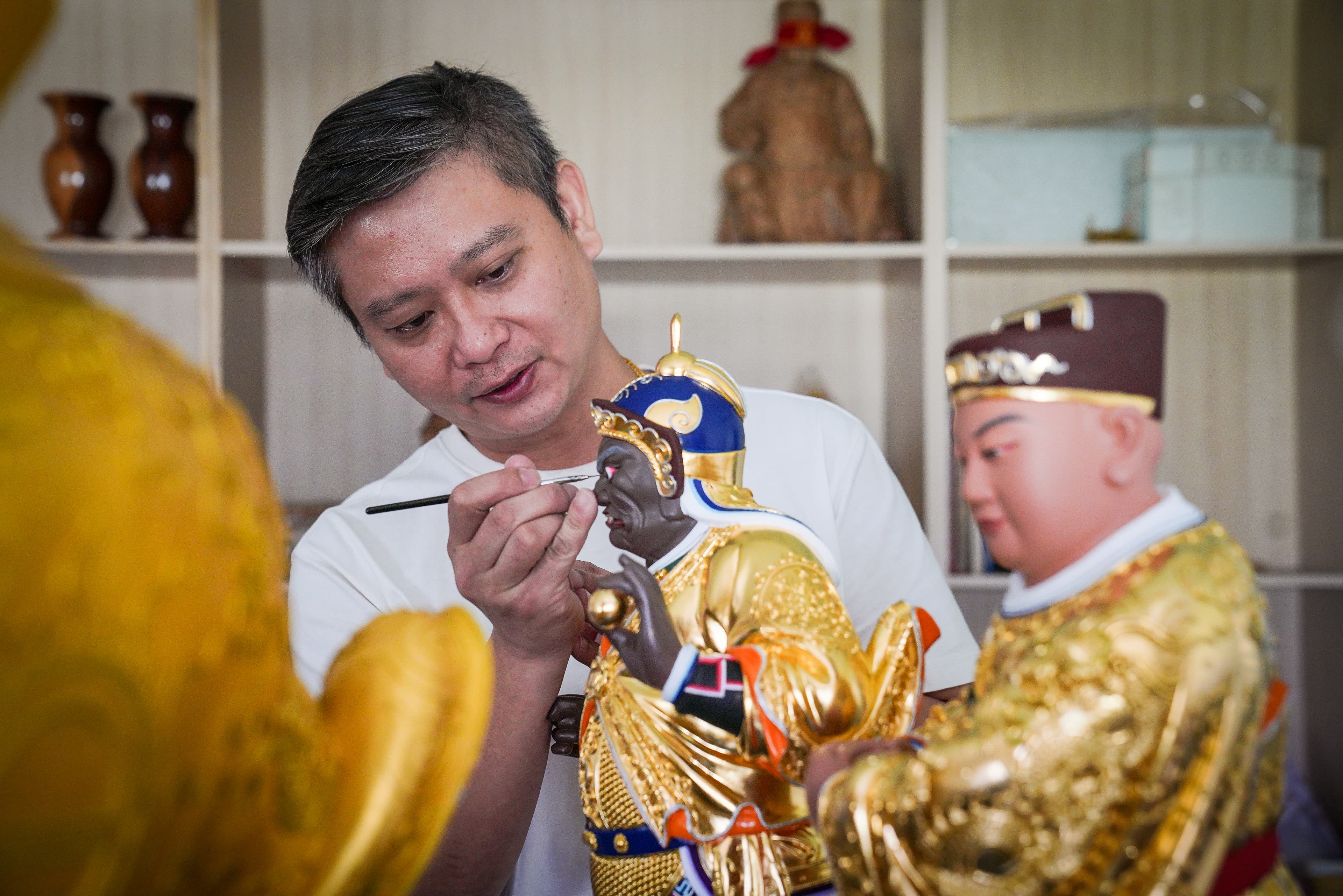 游俊維原為粧佛師,因此培養出超乎常人的耐心與細心。