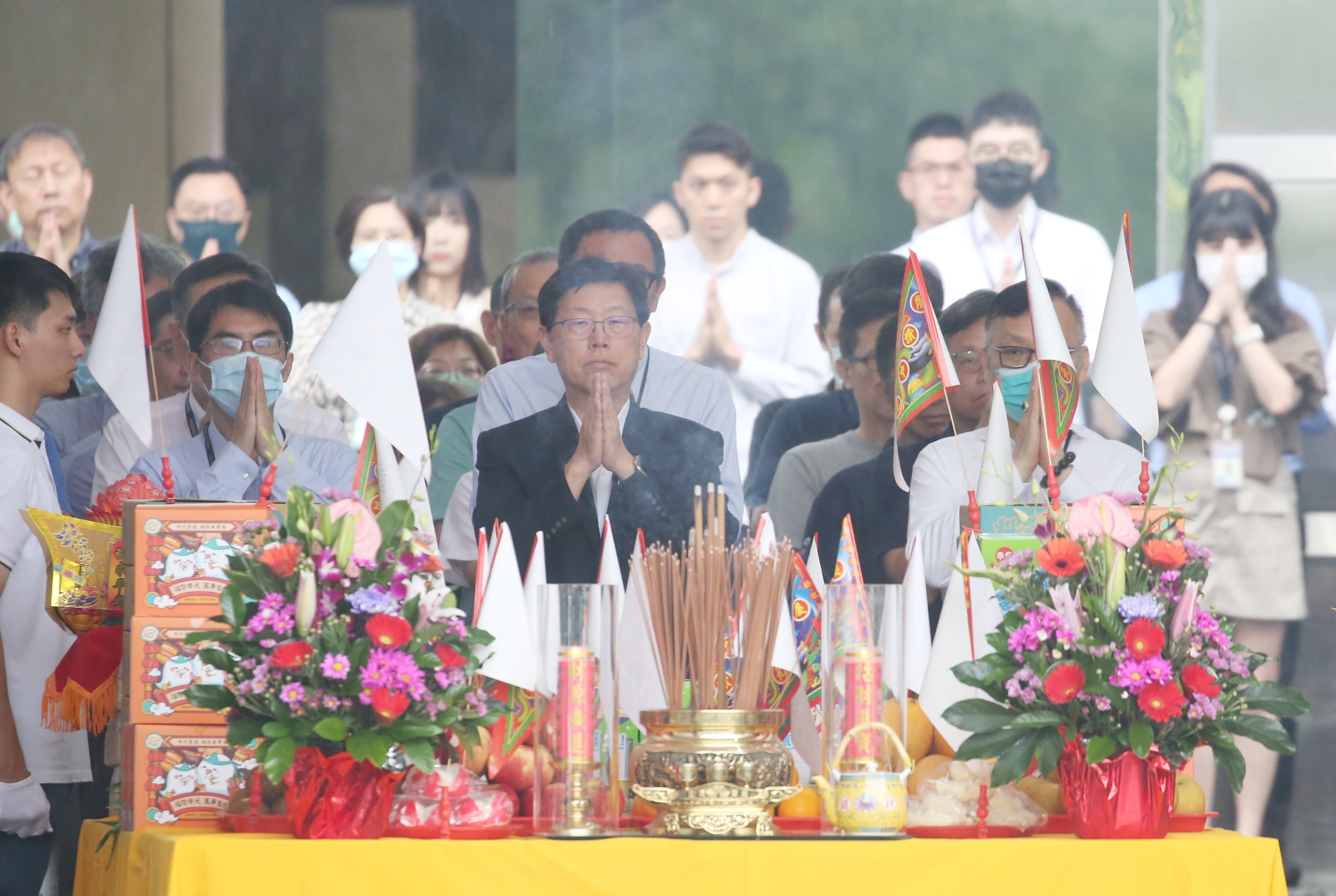 鴻海集團今日舉辦普渡,董事長劉揚偉(中)出席。