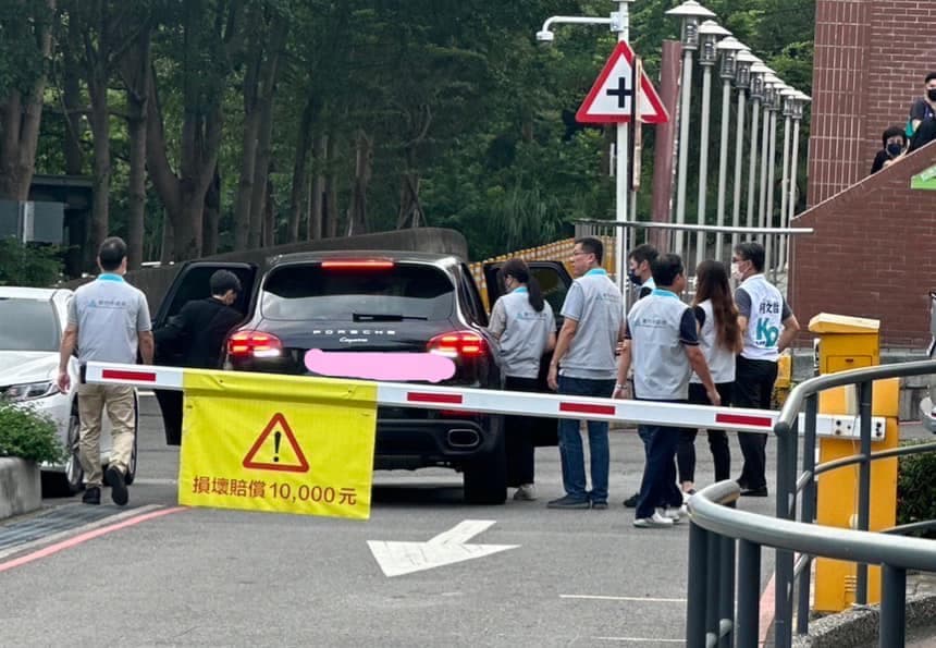 民進黨籍市議員楊玲宜爆料高虹安出入有百萬名車代步接送。(翻攝自北區超正。派 我是楊玲宜臉書)