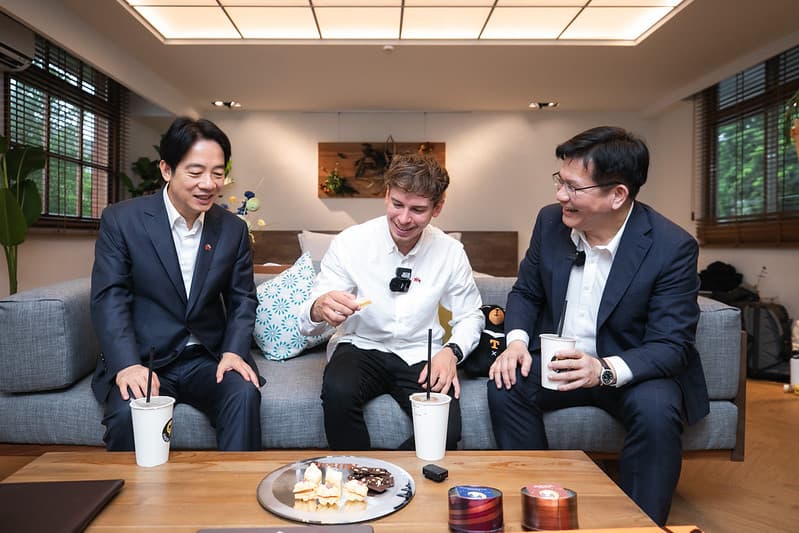 賴清德與林佳龍與賓客一同品嚐甜點與冬瓜茶。(總統府提供)