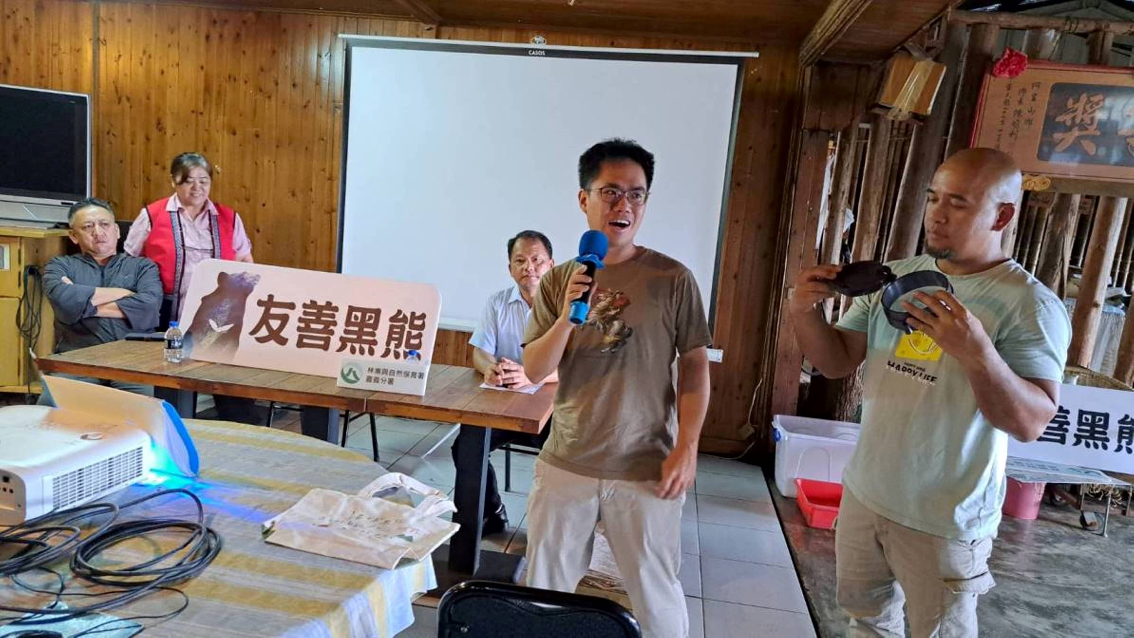 林業保育署嘉義分署向部落宣導改良式獵具。(林業保育署嘉義分署提供)