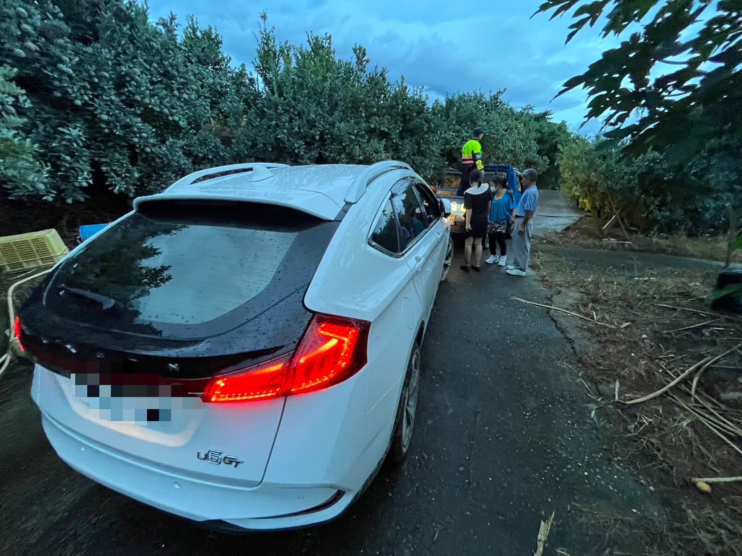台中康姓一家六口4日開車至嘉義遊玩,卻被導航帶到深山受困產業道路。(嘉義縣警局竹崎分局提供)