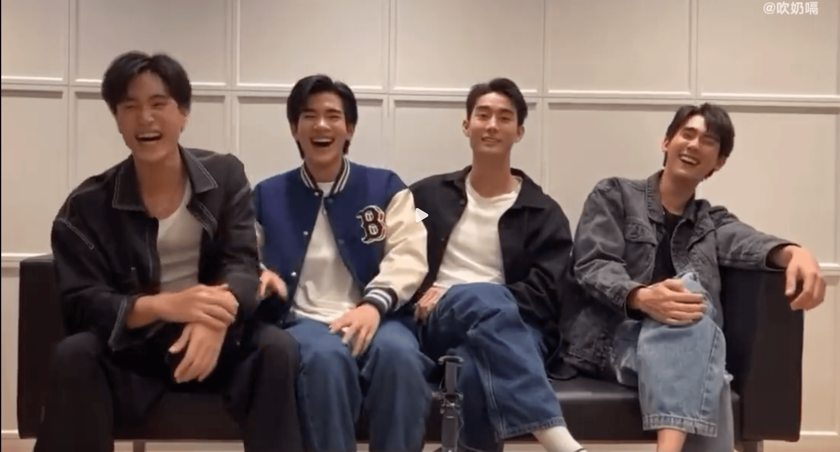 Force(右二)與Book(右一)兩人認識16年,讓19歲的Gemini(左一)開玩笑說:「哇,快要和我年紀差不多大耶。」(網路圖片)