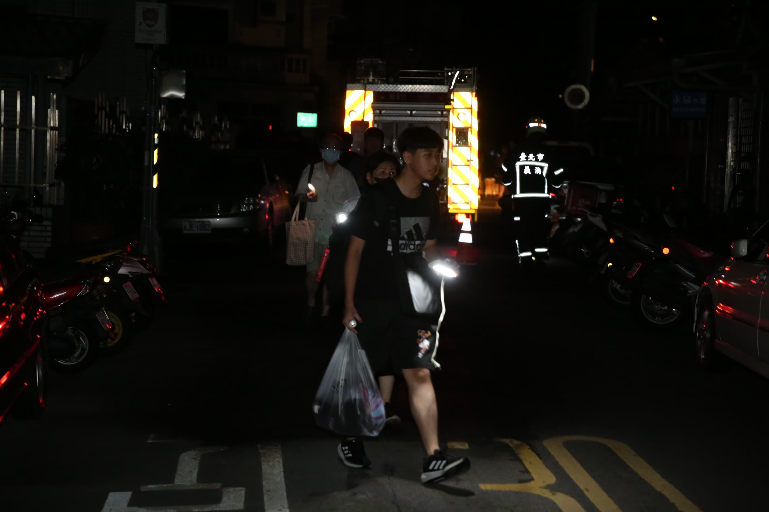 民宅傾斜後,民眾也緊急疏散。