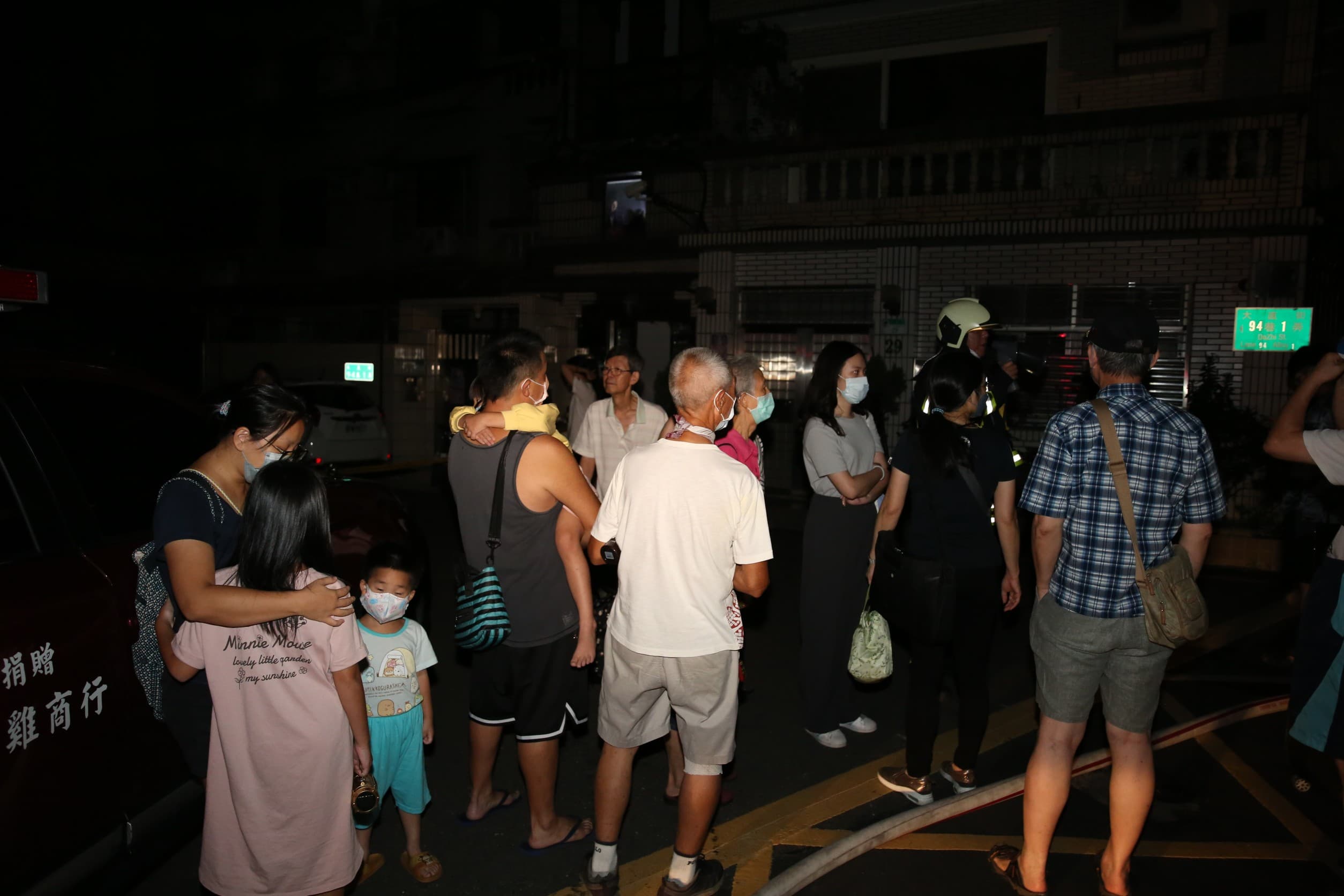 民宅傾斜導致附近住戶緊急出逃,許多人也聚集圍觀。