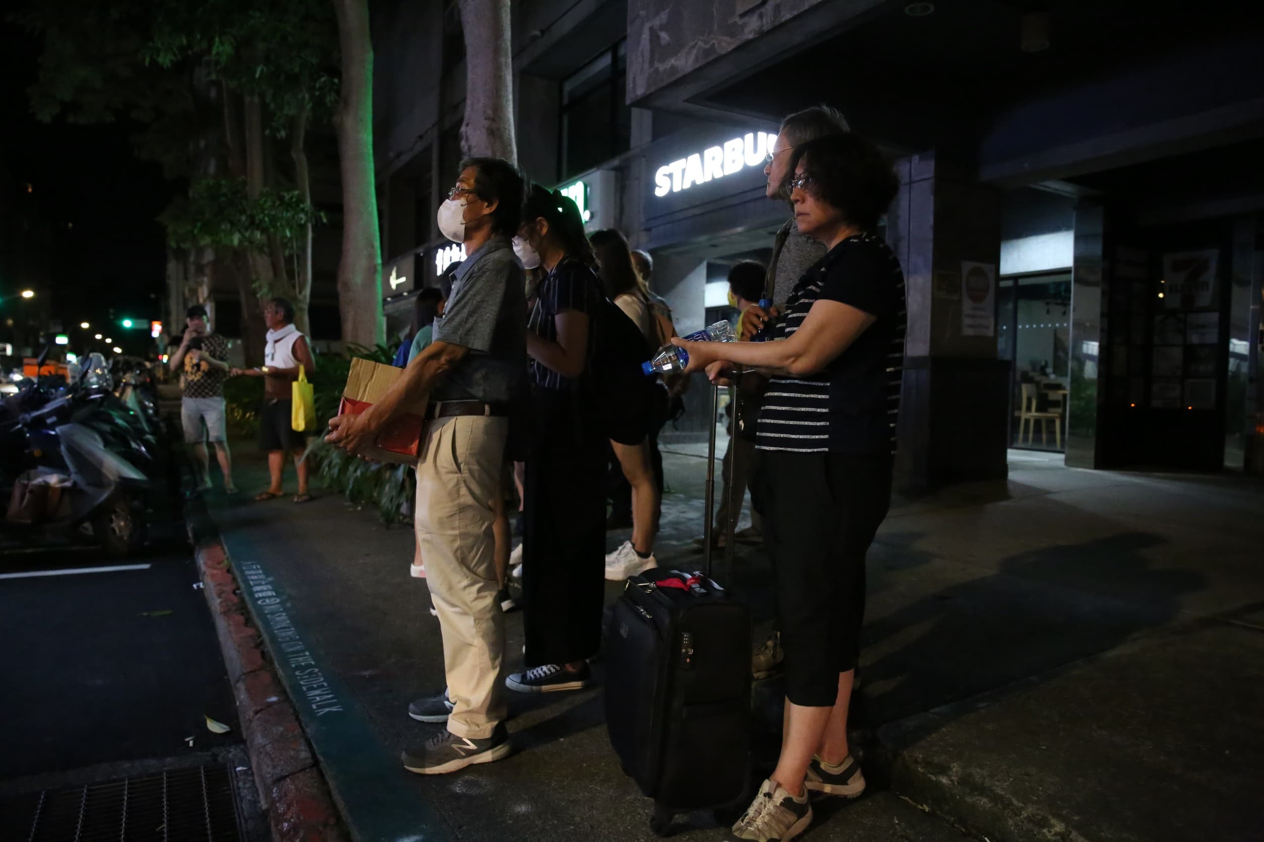 大直街民宅傾斜,受害民眾等待接駁車到旅館安置。