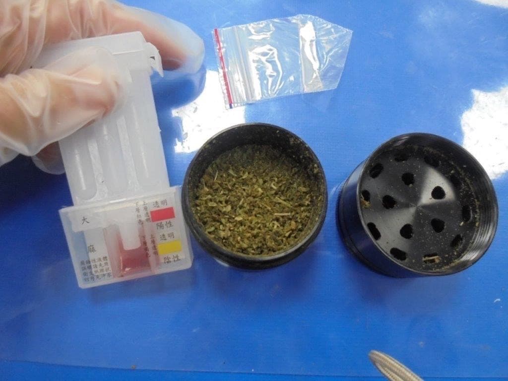 警方查扣大麻菸草、大麻菸彈。（警方提供）
