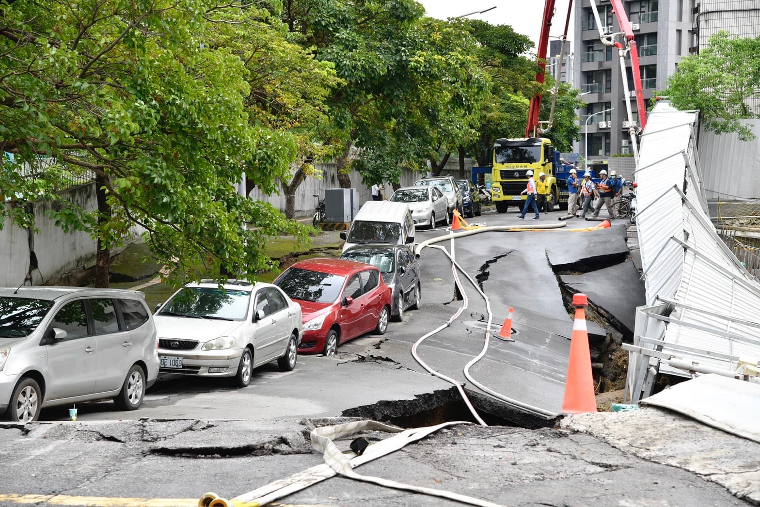 附近道路全部禢陷。