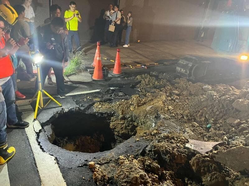 南港路3段附近出現「天坑」。(台北市政府提供)