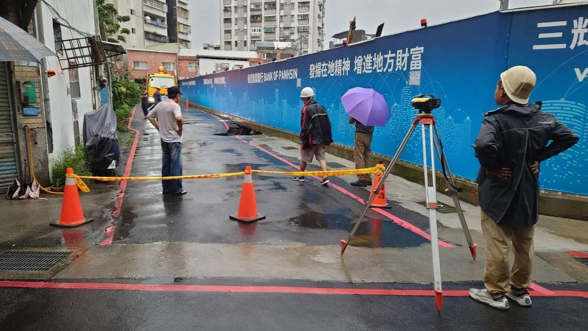 工地旁出現天坑。(北市府建管處提供)