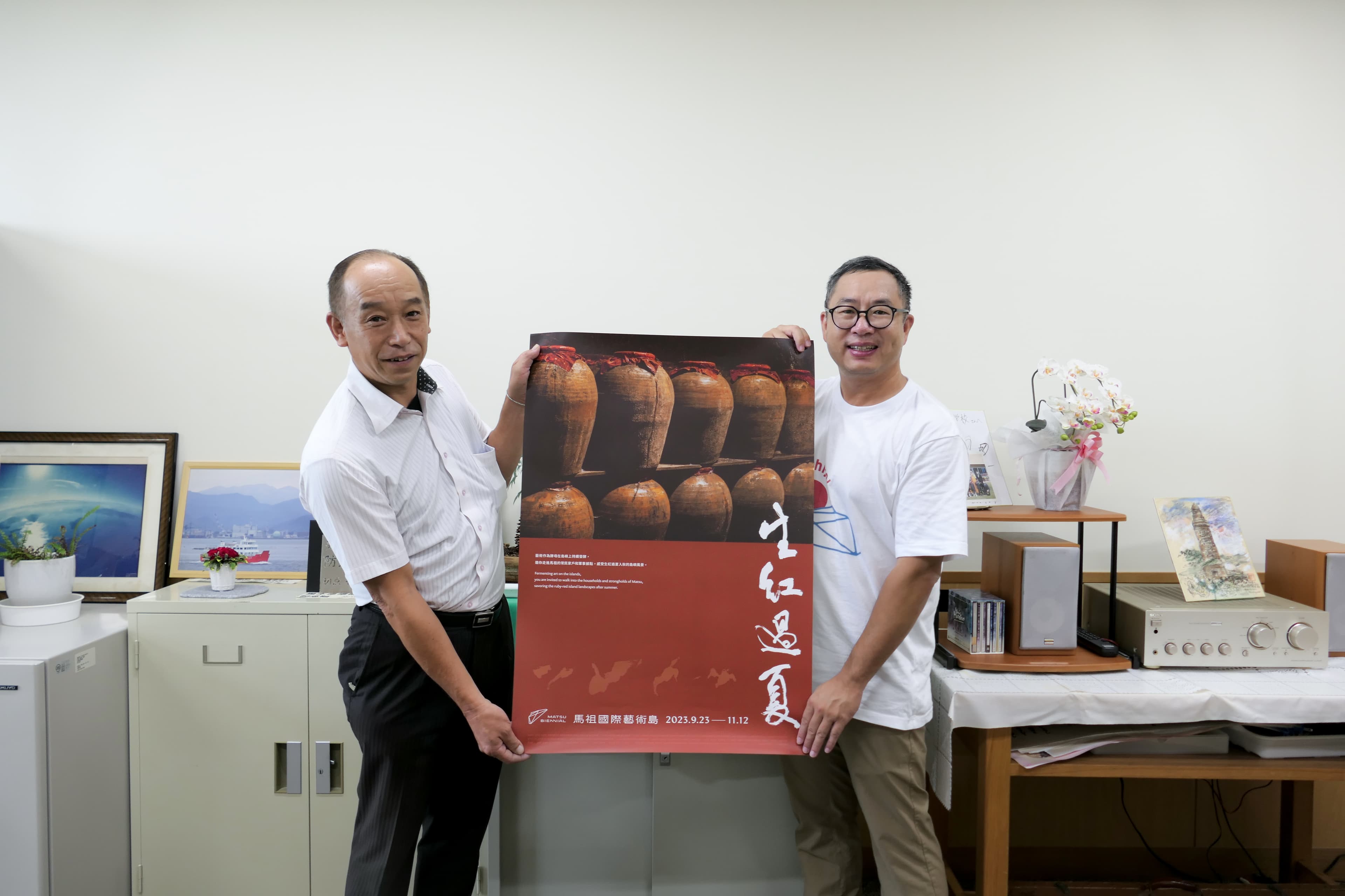 高松市立男木小中學校校長井村新一(左)與馬祖國際藝術島總策劃吳漢中(右)。(文總提供)