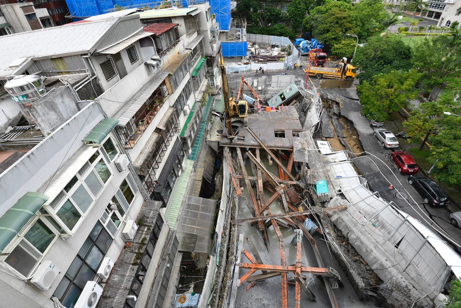 台北市中山區大直街94巷1弄昨晚發生民宅傾斜,其中1棟樓直接塌陷,原因被指是隔壁建案所致。