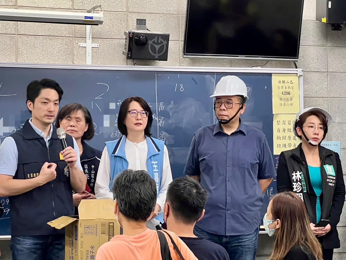 台北市長蔣萬安昨天晚上到實踐大學安撫受害住戶,立委王鴻薇也在現場。(翻攝自王鴻薇臉書)