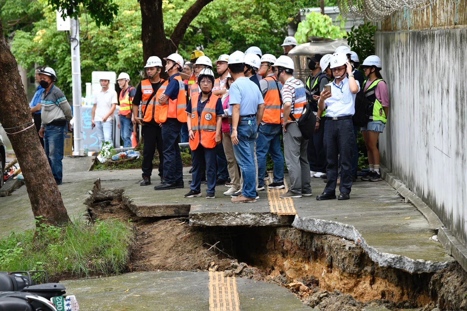 大直街94巷地層下陷,北市府等單位也派員前往現場協助。
