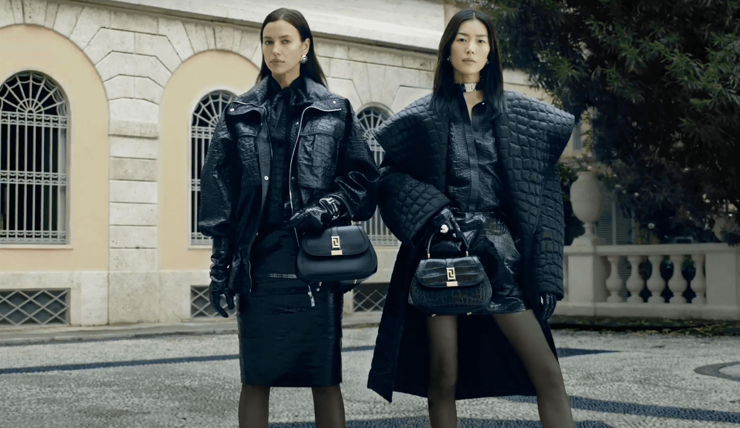 VERSACE 2023年秋冬系列Greca Goddess Top Handle手提包有兩種皮質可選擇。(VERSACE提供)