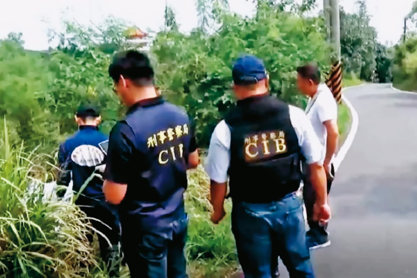 黃姓小弟被棄屍在鳳山水庫旁的偏僻山坡,警方出動大批人力到場尋找屍骨。(翻攝畫面)