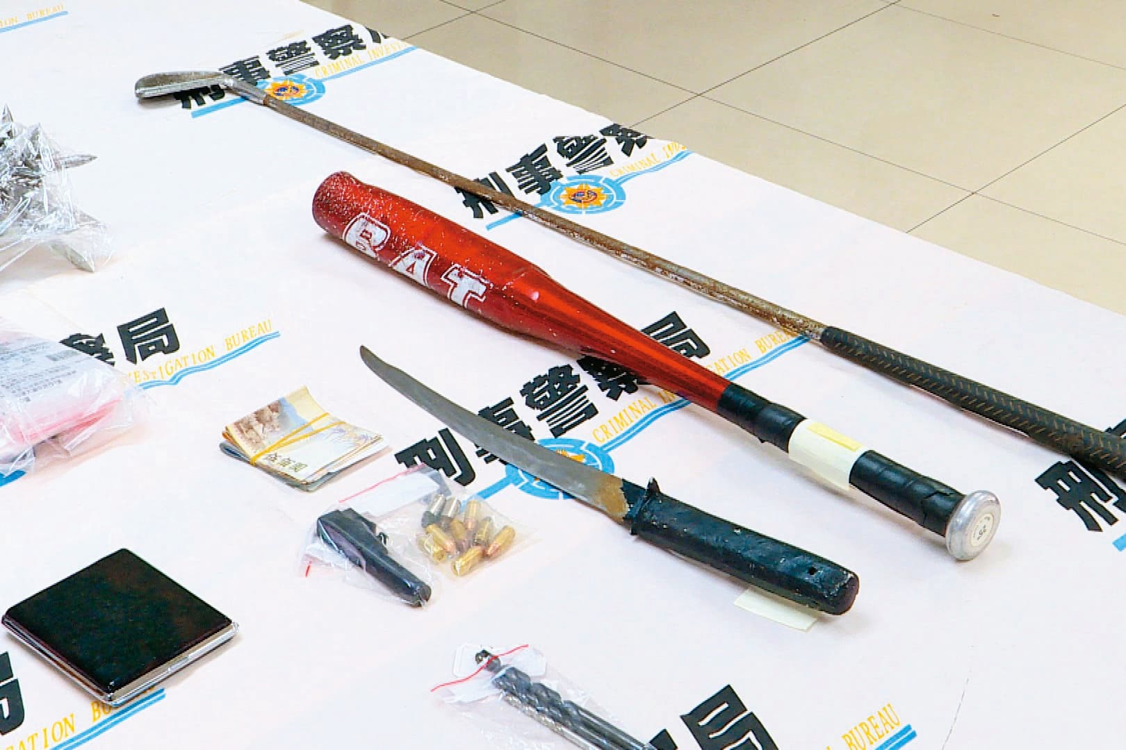 警方查扣丘姓男子等人用來毆打死者的高爾夫球桿、球棒、尖刀等凶器。(東森新聞提供)