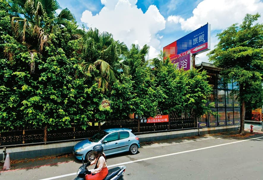 黃姓小弟被押到高雄大社的汽車旅館,警方調閱周邊監視畫面追查凶嫌。(翻攝Google Maps)