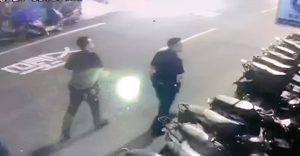 警方獲報淡水民宅有打鬥聲，立即派員察看。（翻攝畫面）