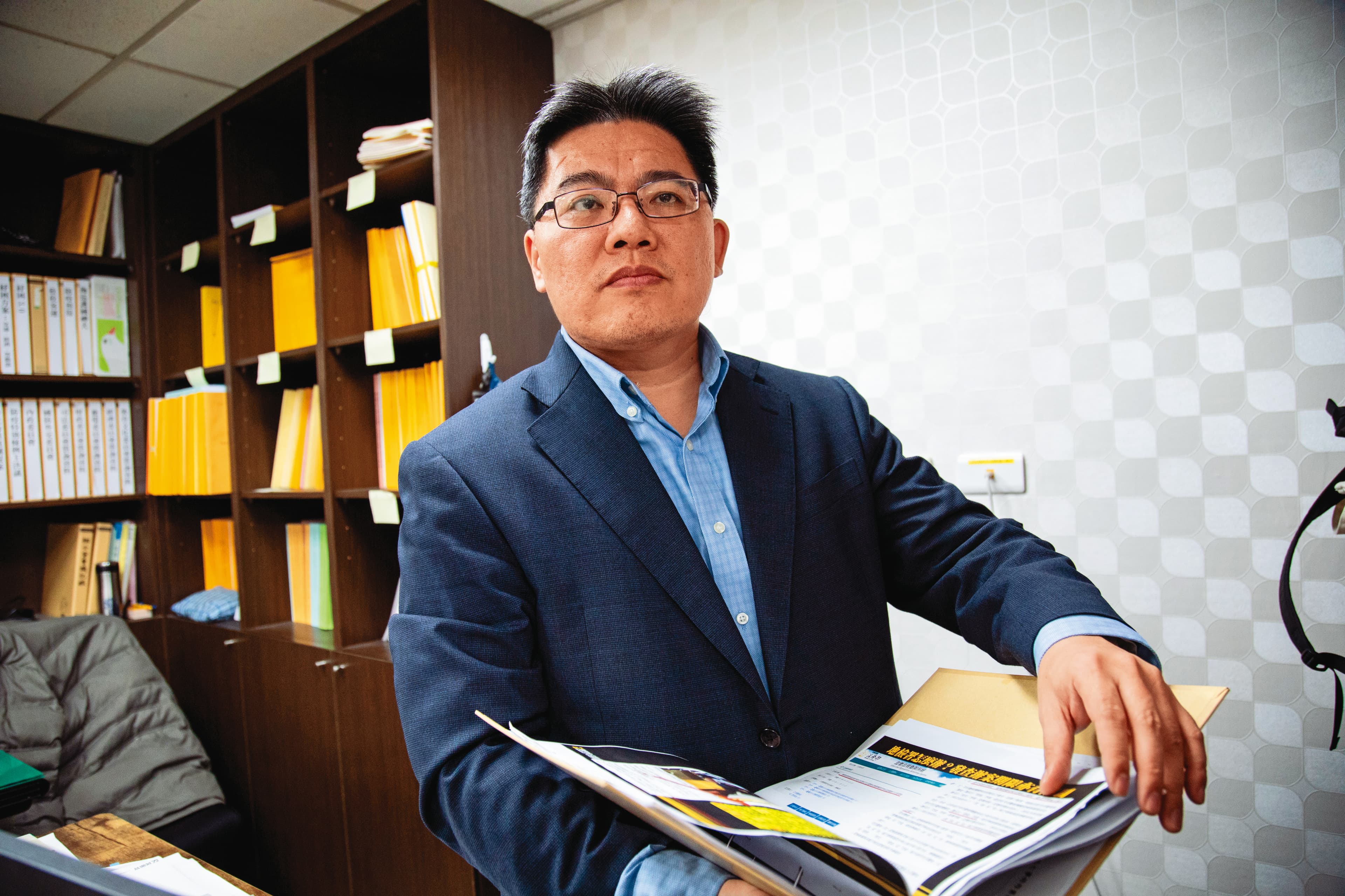 時代力量立委邱顯智指出,去年熱危害勞檢只有3家被裁罰,認為政府給違規業者的限期改善應有落日條款,並強化複檢次數。
