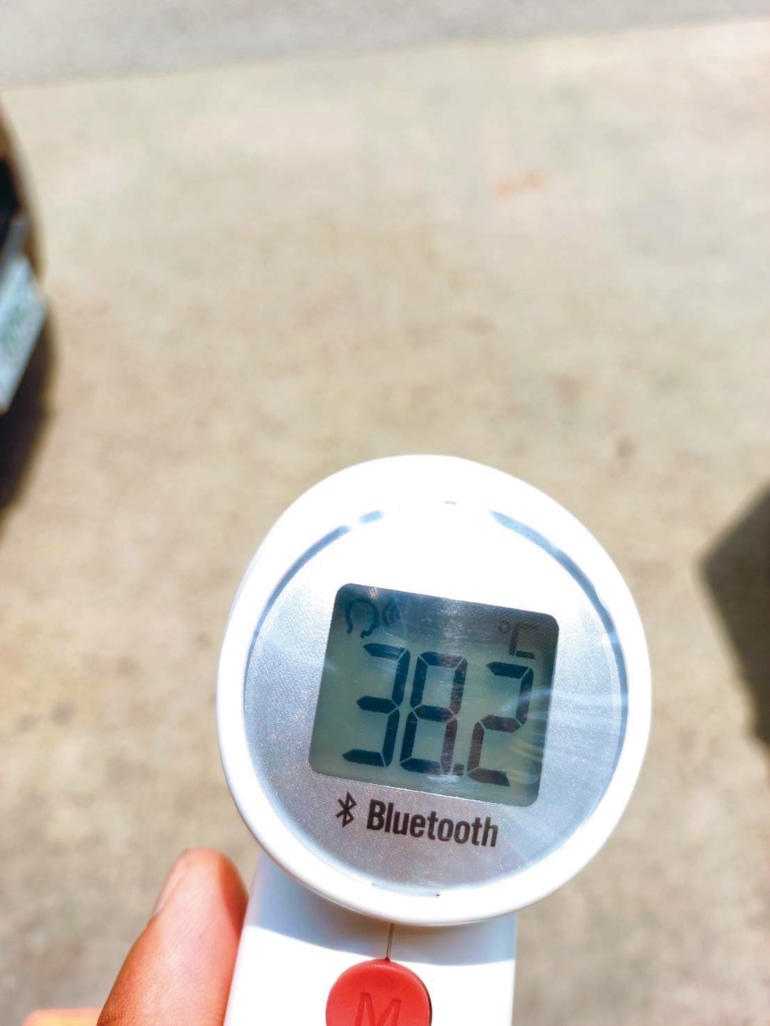 機坪溫度經常高出氣溫10度以上,小K傳來他為自己測量的額溫,才早上10點,就已到38.2度。(小K提供)