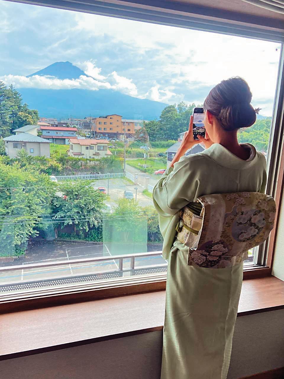林襄身穿和服造型拍廣告，入住可眺望富士山的高檔飯店總統套房。（莉奈文創提供）