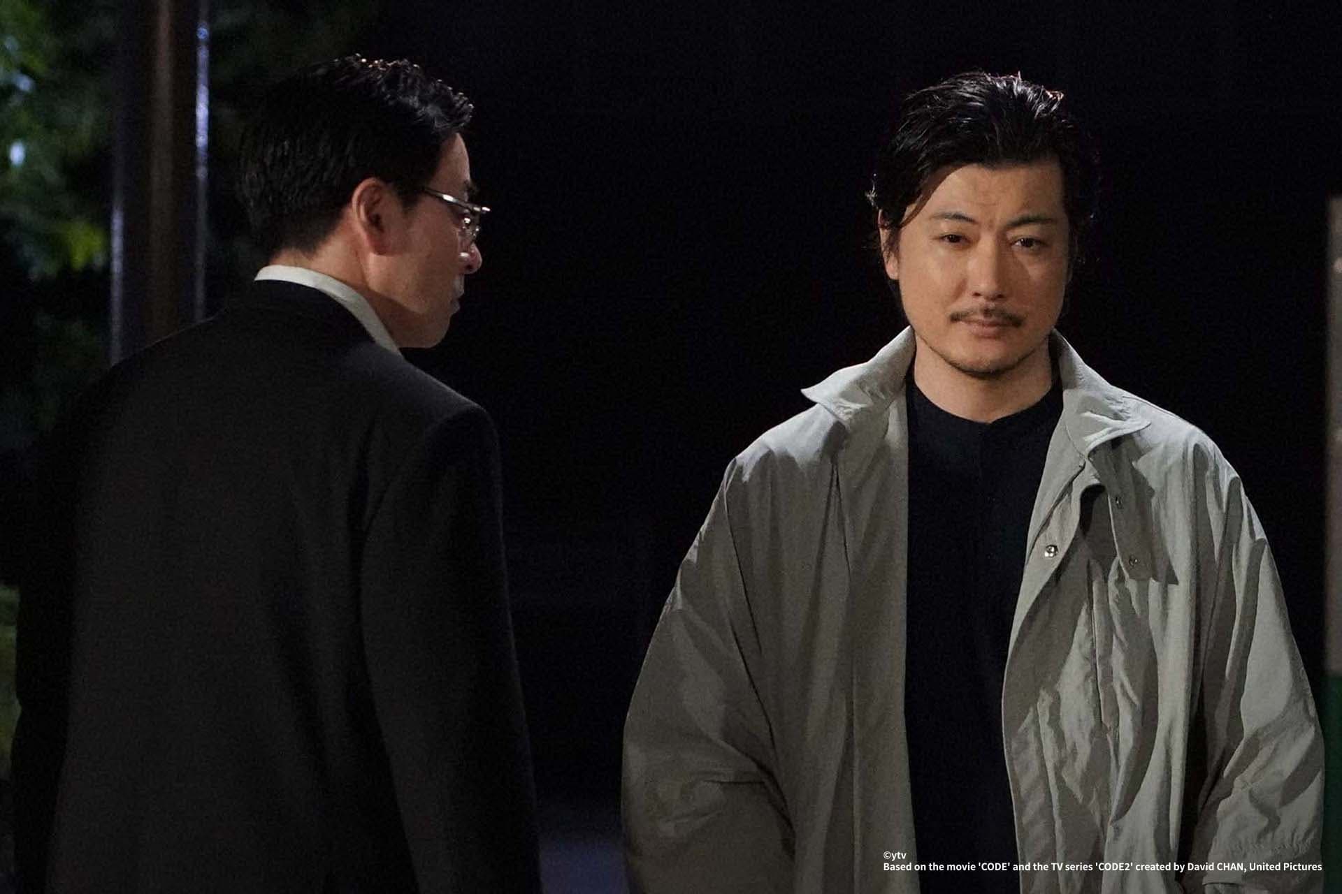 玉山鐵二(右)飾演科技公司老闆,也是創造「CODE」的幕後人物。(HamiVideo)