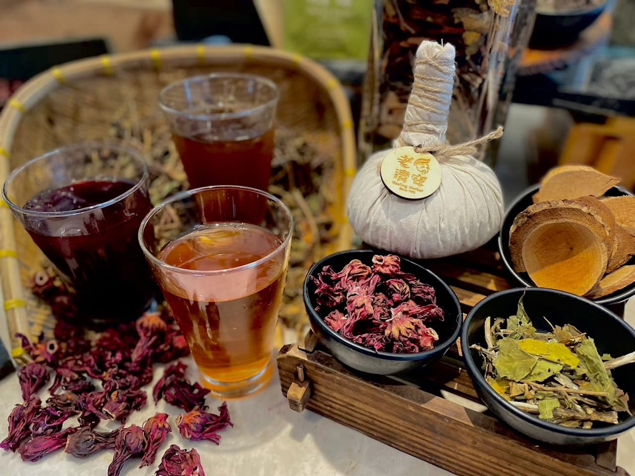 燒烤搭配「老濟安療癒青草茶吧」,每日供應3款甘雅芳口且養生的青草特調。(台北凱達大飯店提供)