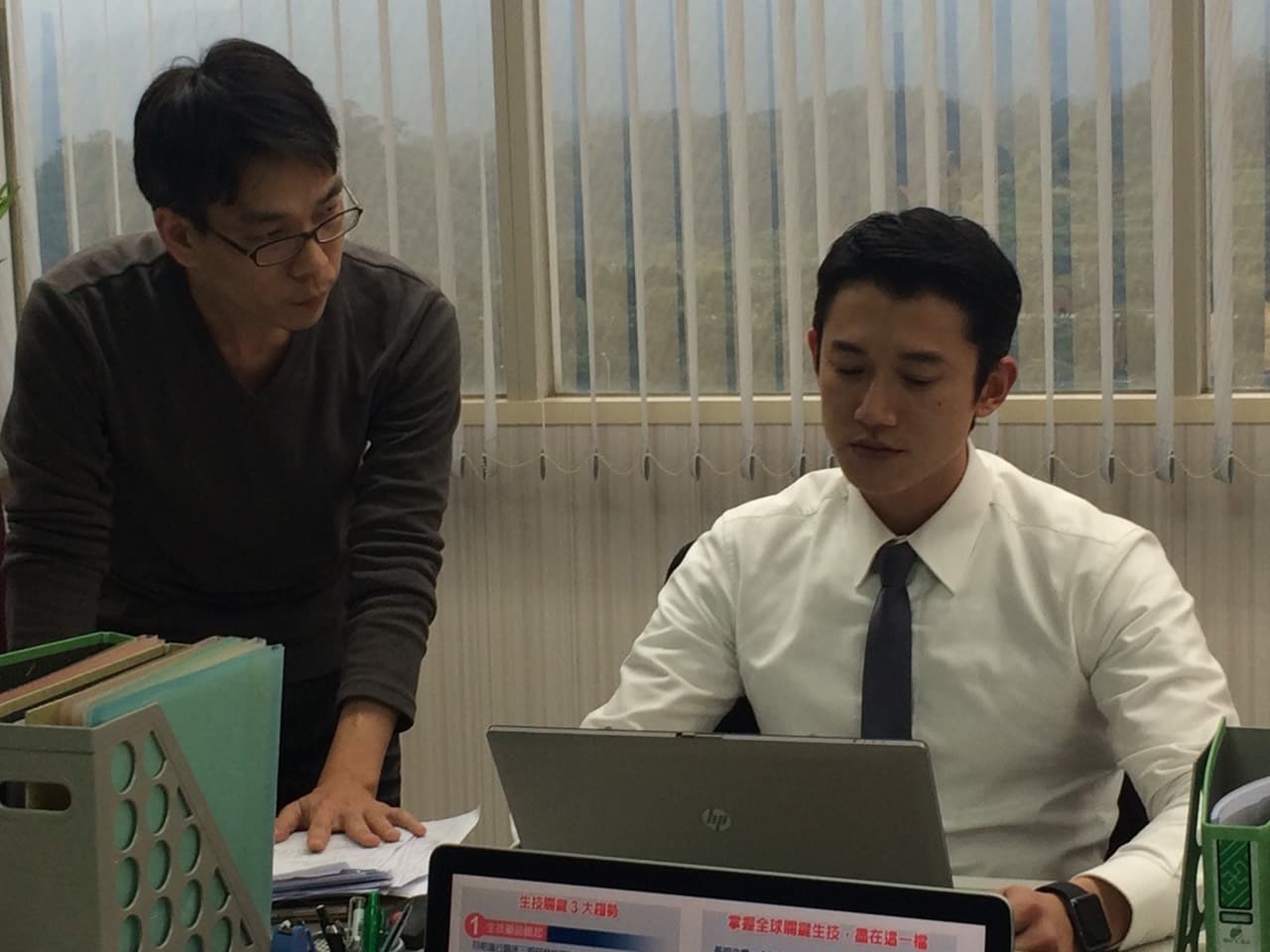 導演詹大為(左)2016年製作《CODE浮士德遊戲》預算有限,但吳慷仁看完劇本後立刻決定演出。(集合電影提供)
