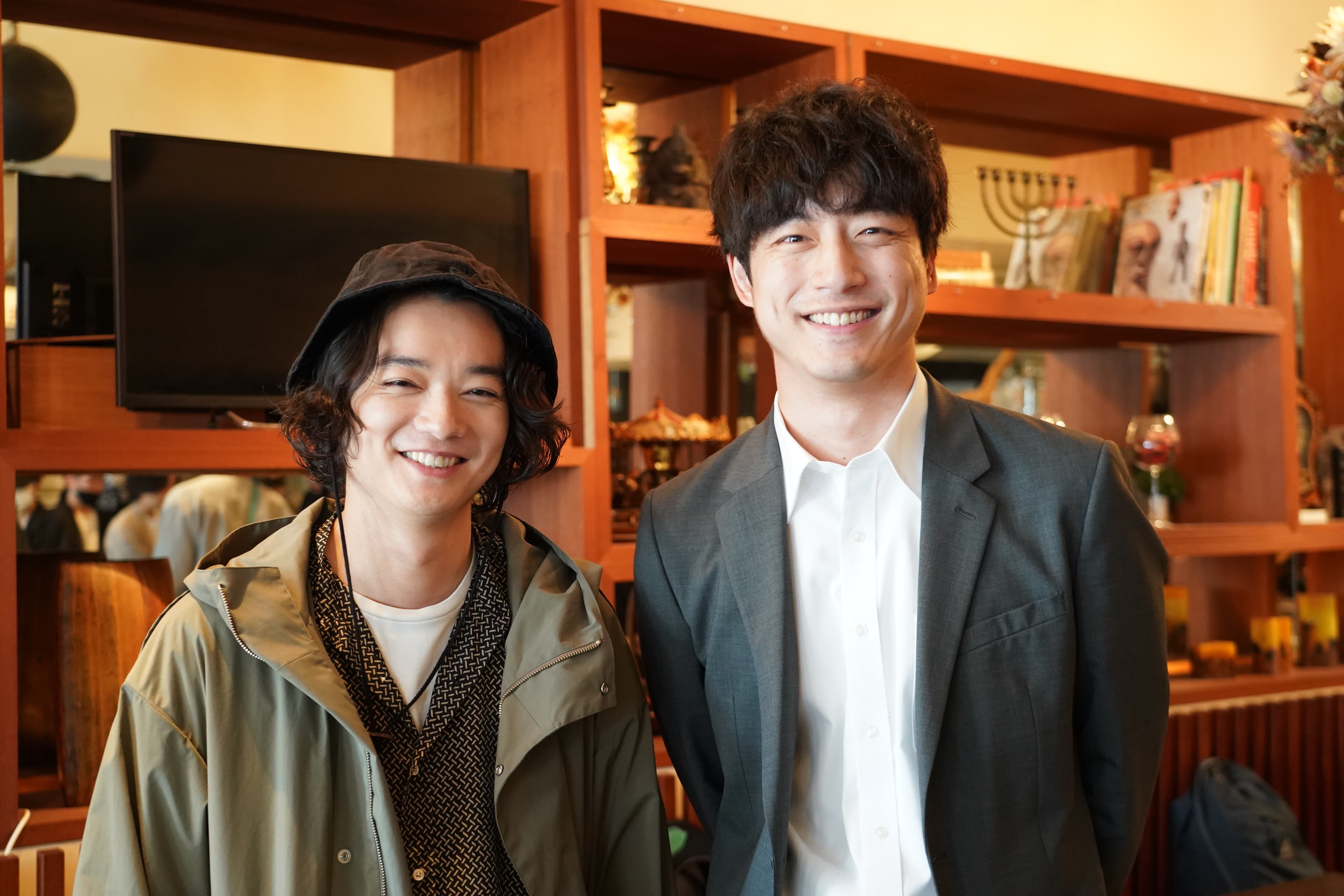 染谷將太(左)與坂口健太郎在日版中搭檔追查CODE真相,從起初互相懷疑逐漸開始成為盟友。(原創娛樂提供)
