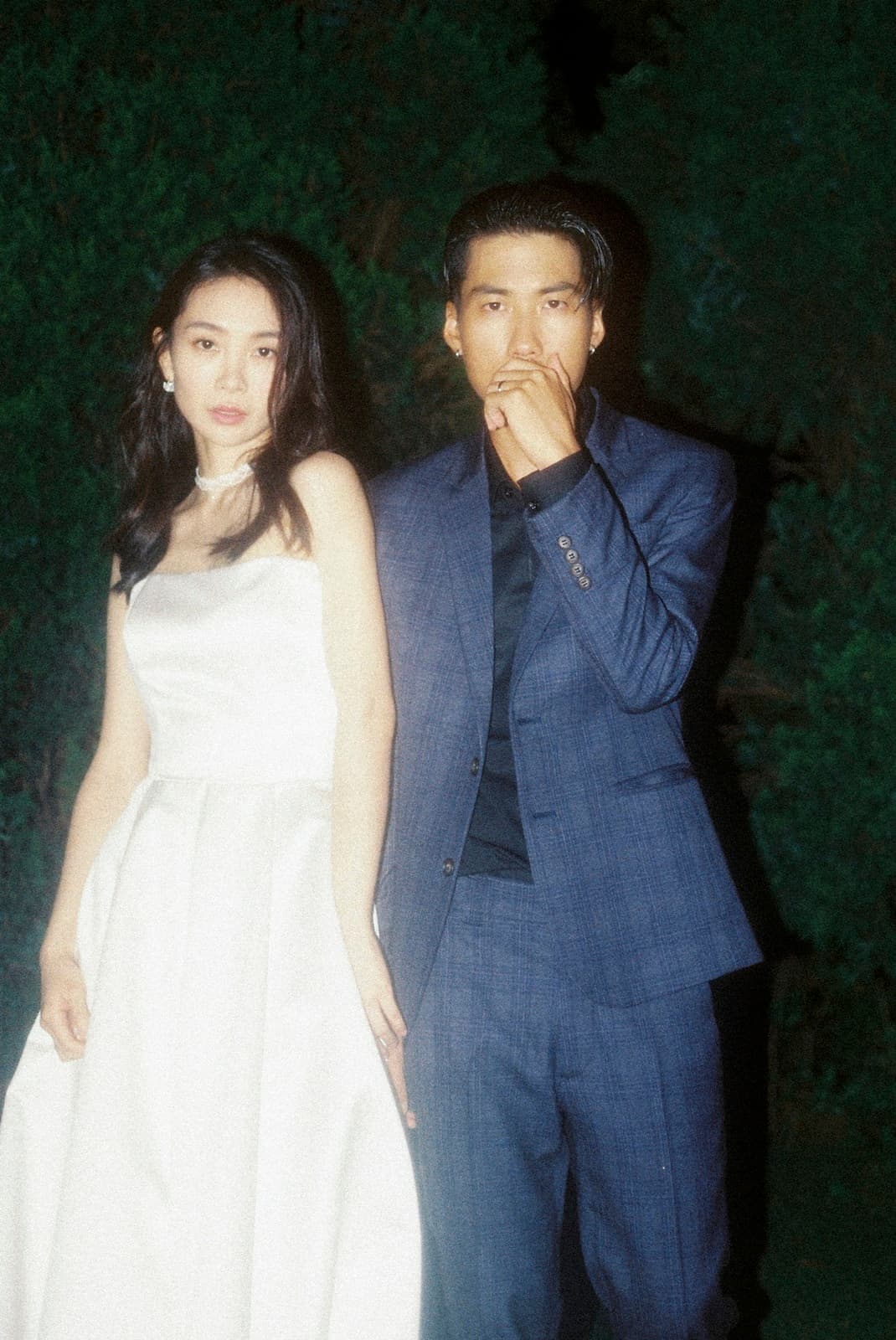 李亦捷老公是知名的攝影師曾崴榆(雞蛋)。(李亦捷提供,婚紗:C.H Wedding、西裝:Chapeau Noir黑禮帽)