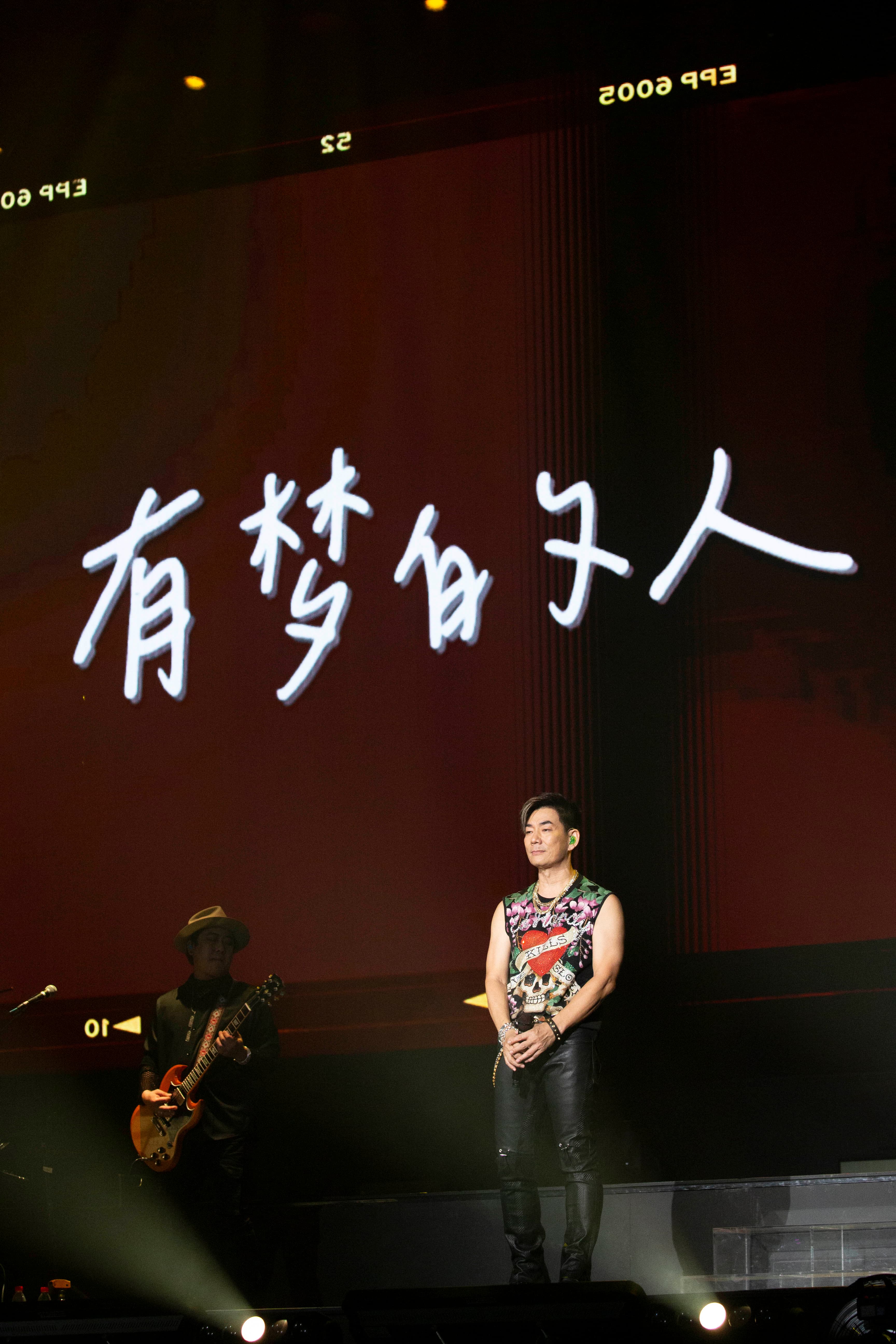 任賢齊回憶過往,哽咽高唱〈有夢的人〉。(相信音樂提供)