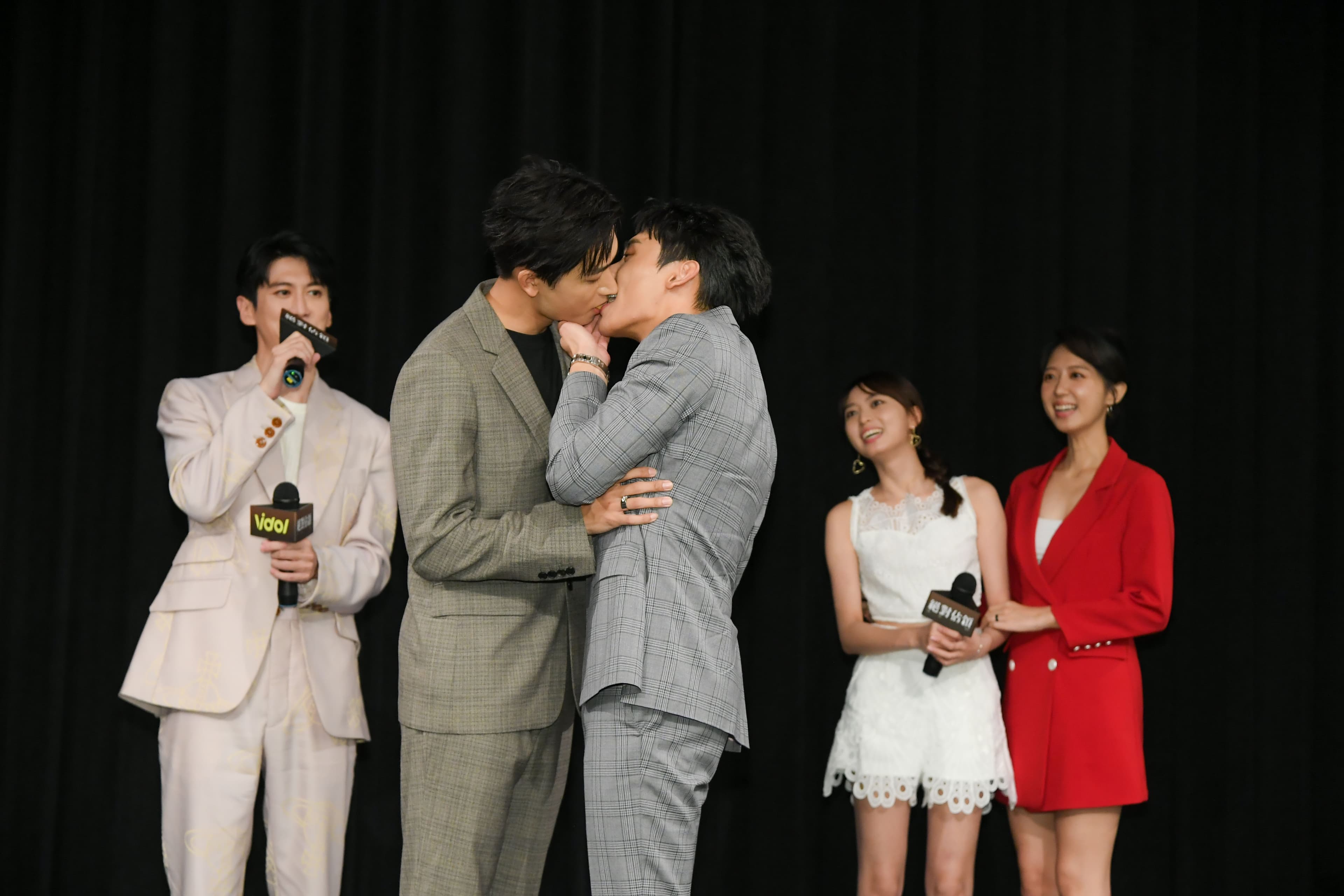 蕭鴻、毛祁生首映會上大方接吻。(三立提供)