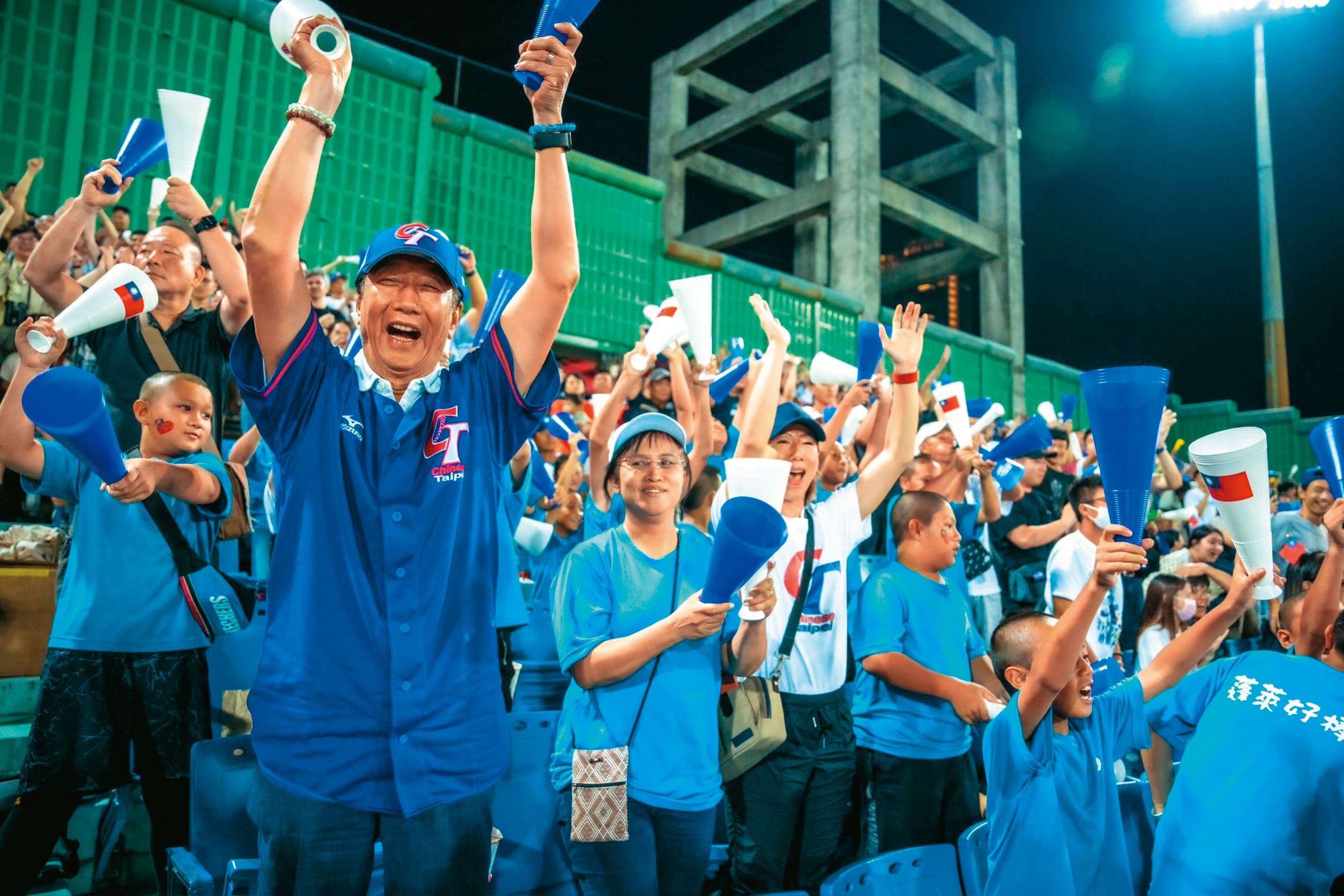 對於郭台銘(中)參選總統,柯營現階段持友郭態度,不排斥在空戰上攻守協防。(郭台銘辦公室提供)