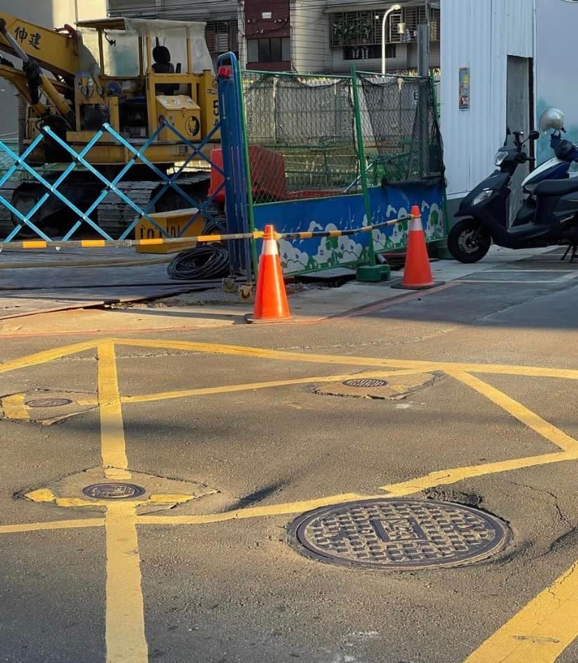 北市中山區合江街工地旁又傳出馬路有下陷的情形,經過開挖後,所幸現場未出現掏空情形,後續由建案回填復舊。(翻攝自陳怡君臉書)