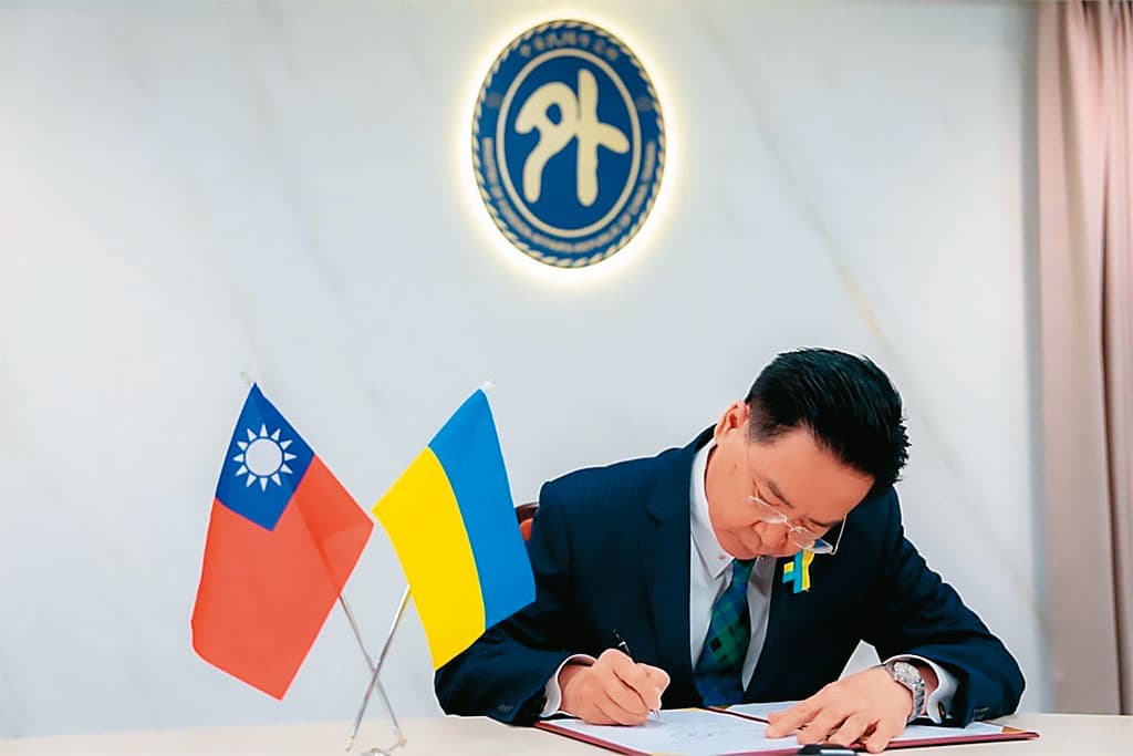 近年台灣積極參與國際事務,凸顯我在國際社會的角色。圖為外交部長吳釗燮簽署援助基輔市採購發電設備的備忘錄。(外交部提供)