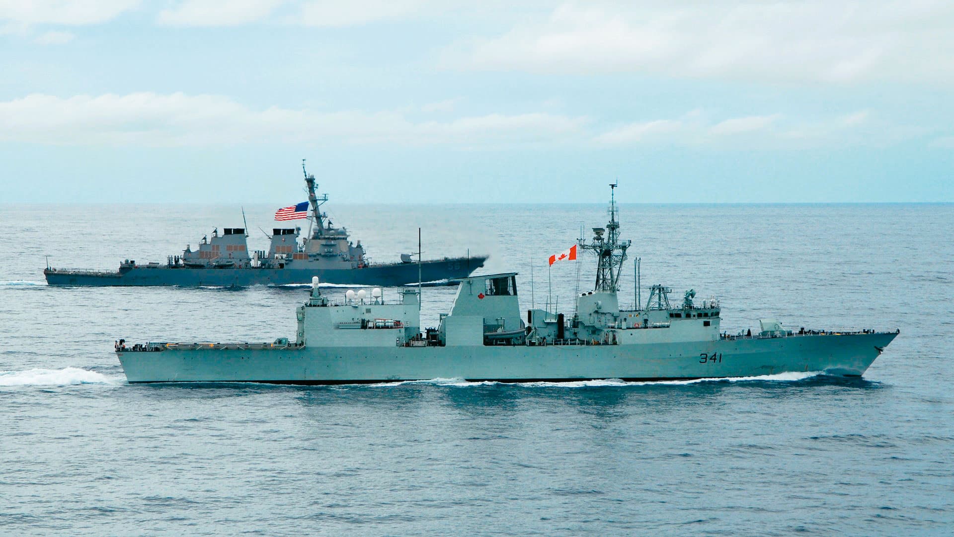 美國、加拿大軍艦9日聯合通過台灣海峽,實踐對開放印太的承諾。(翻攝中國智庫微博)