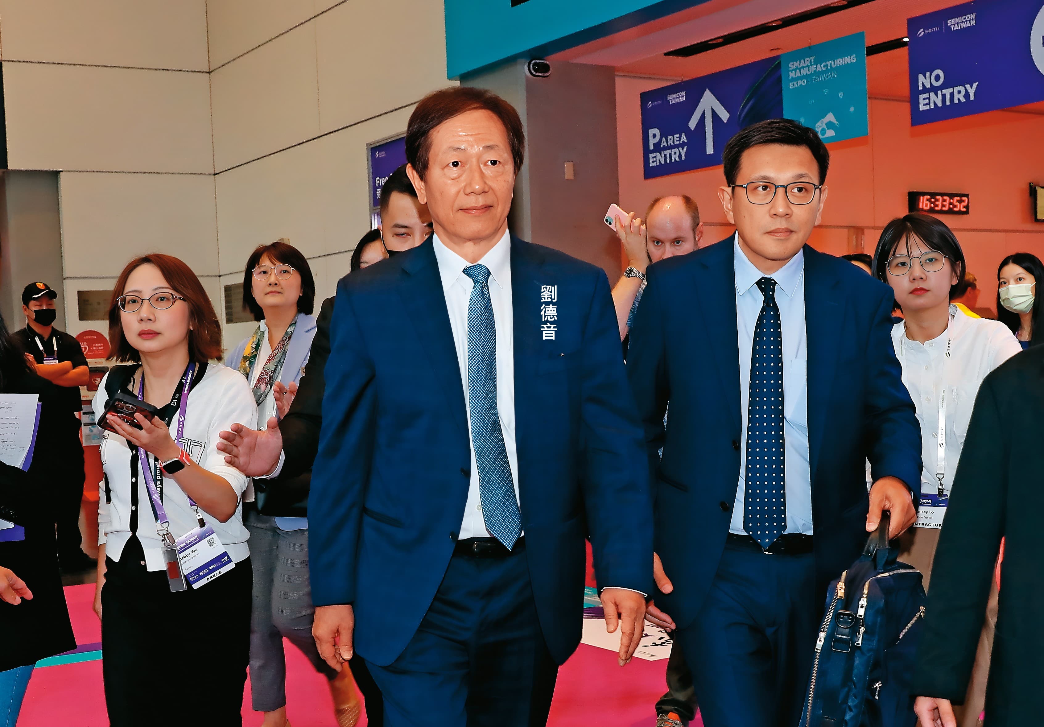 台積電龍潭一奈米廠預定地徵收，遭到當地居民反對。左為台積電董事長劉德音。