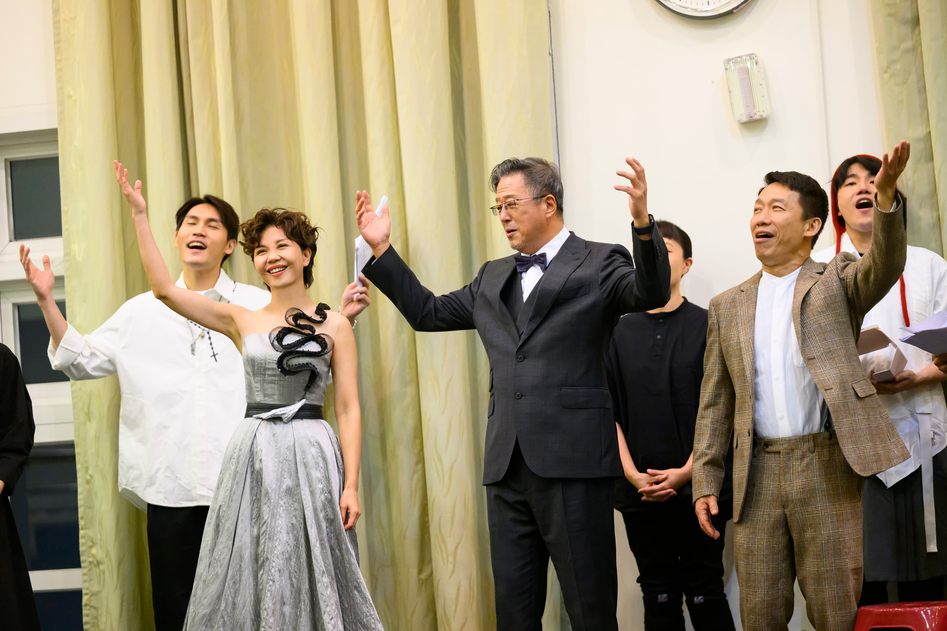 (大合照左起)周定緯、于子育、王偉忠、郭子乾、姜柏任等攜手演出舞台劇《謝謝大家收看》。(金星文創提供)