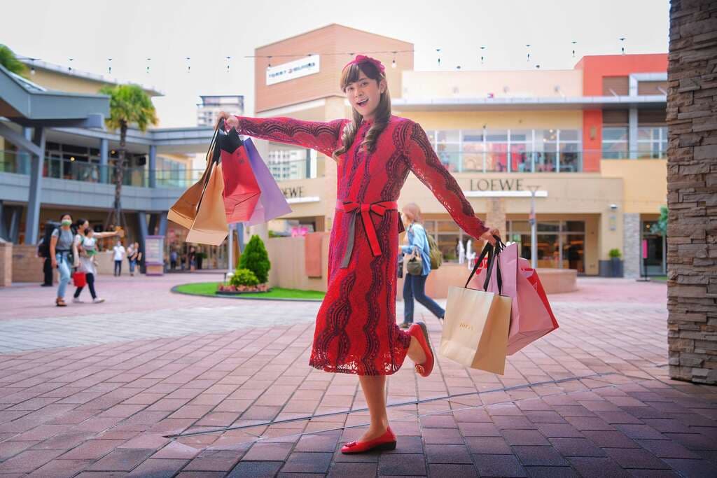 桃園觀旅局邀請藝人羅志祥塑造的女角「朱碧石」擔任桃園水晶晶大使,拍攝旅遊推廣影片。(桃園觀旅局提供)
