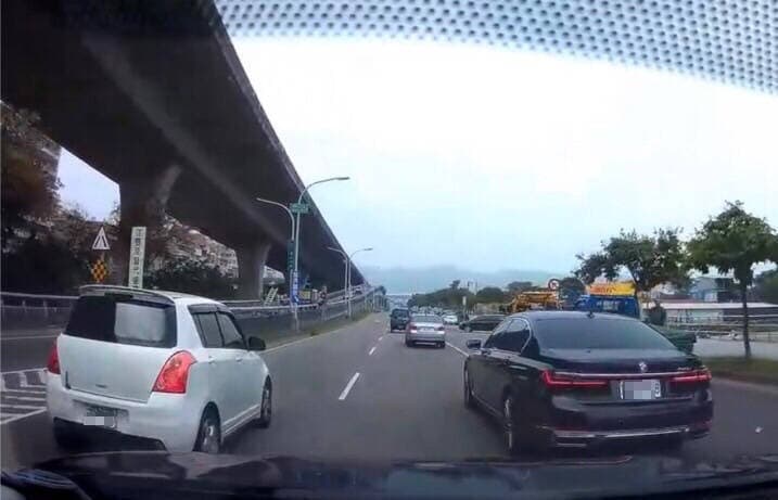 陳男不爽被按喇叭,超車(白色自小客)堵在偵防車前方。(警方提供)
