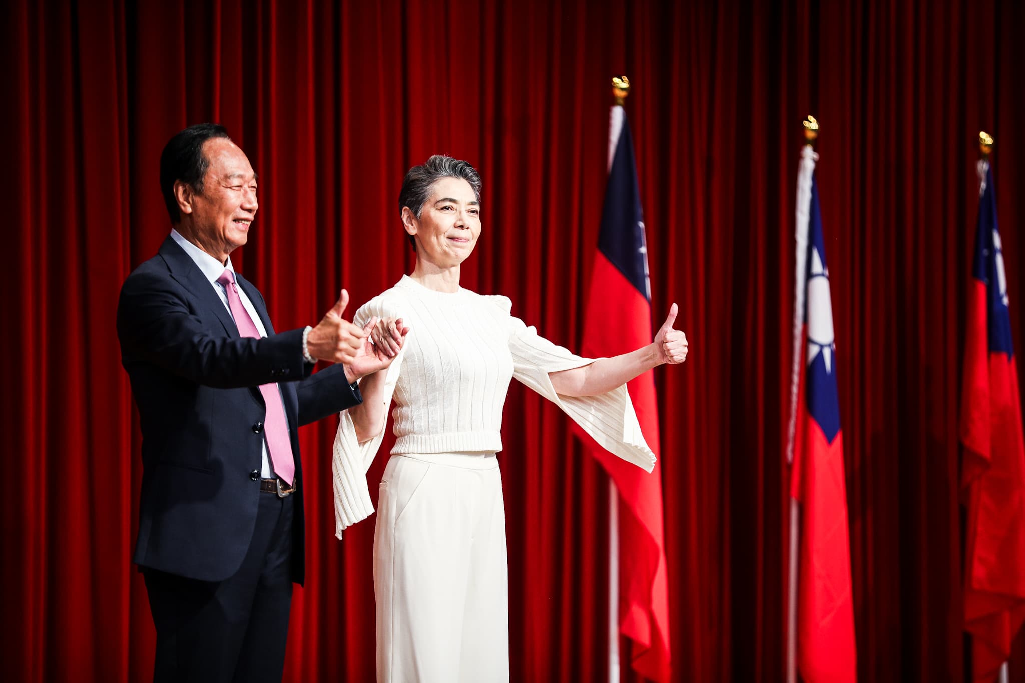 郭台銘今(14日)公布副手為藝人賴佩霞。