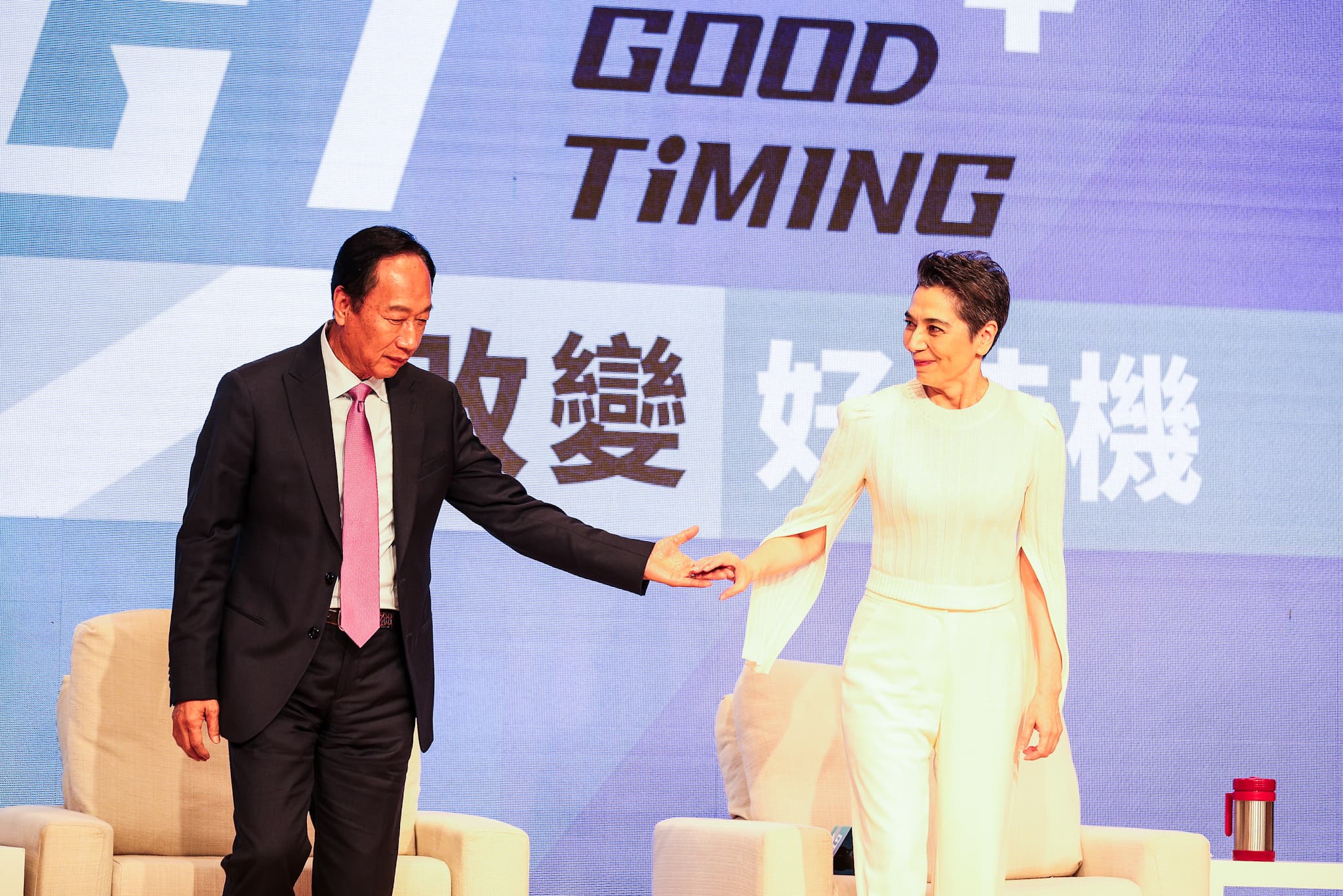 賴佩霞今早正式宣布將和郭台銘搭檔參選正副總統。