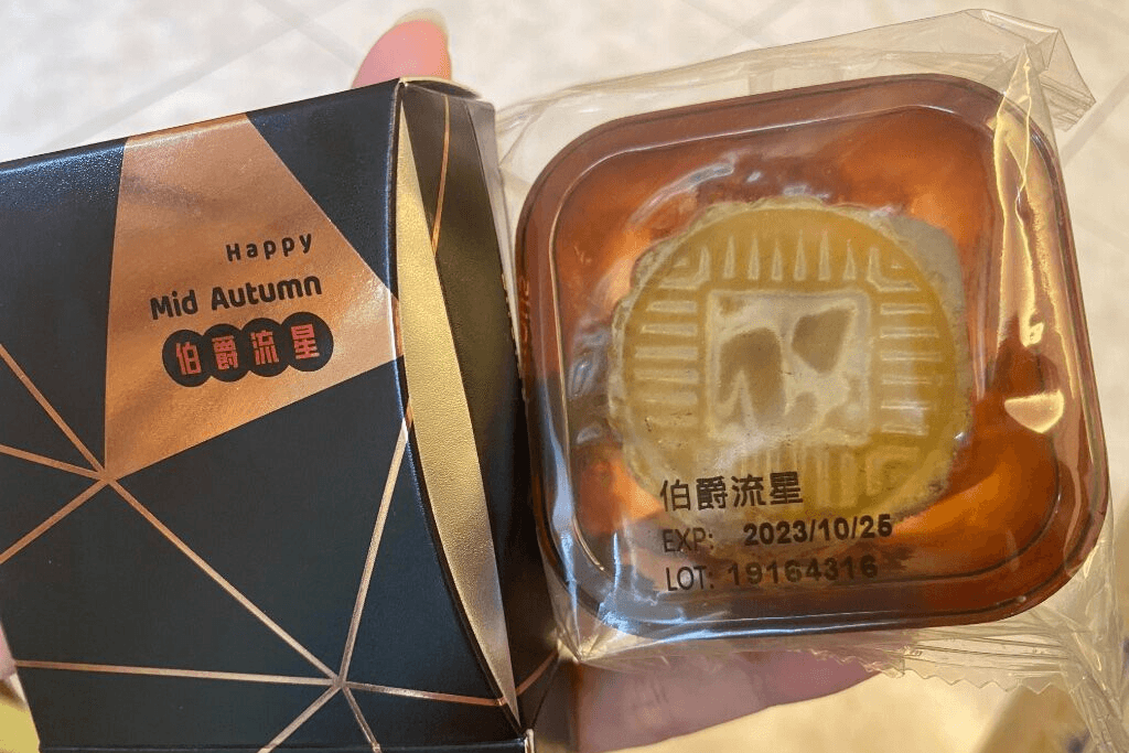 館長電商推出的月餅禮盒,被買家發現明明未達效期卻嚴重發霉。(翻攝自噗浪)