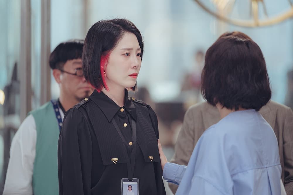 蔡亘晏(中)扮演強悍女主管Rita。(華映娛樂提供)